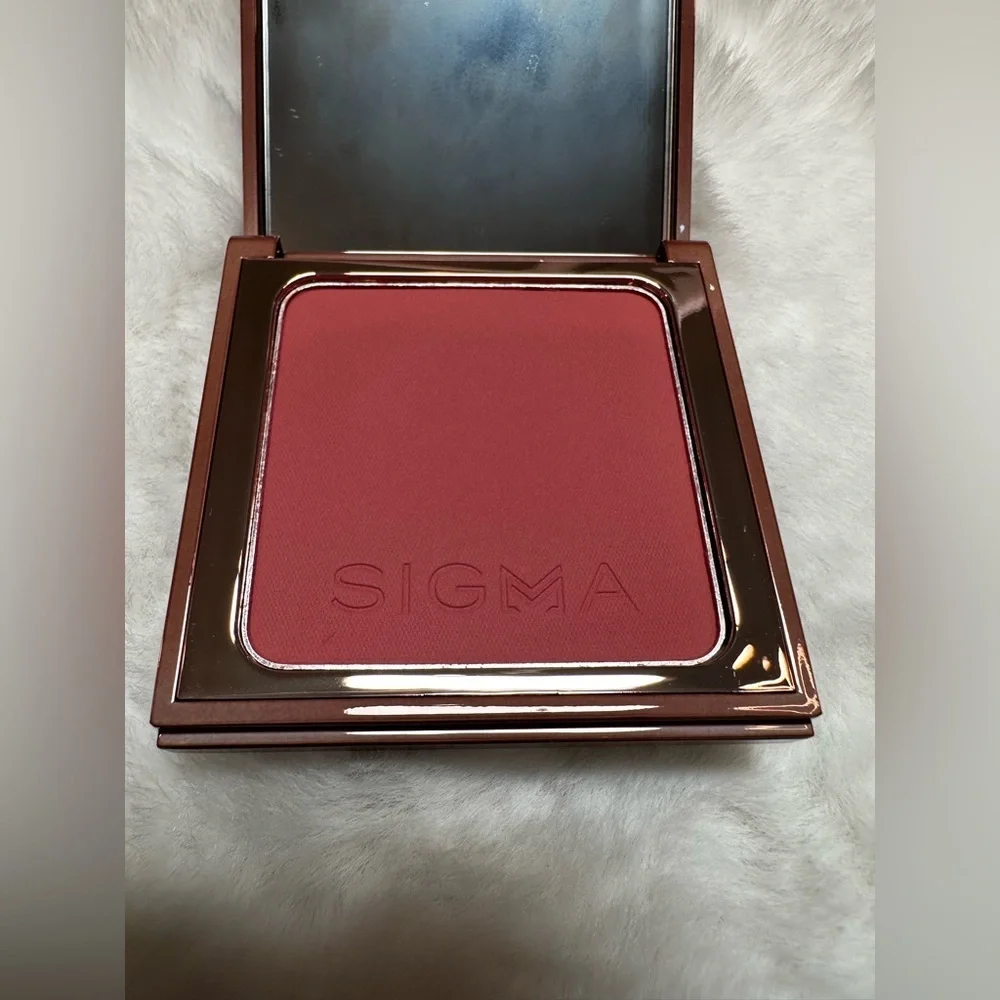 Sigma Beauty Blush in Berry Love - Deep Berry Tone